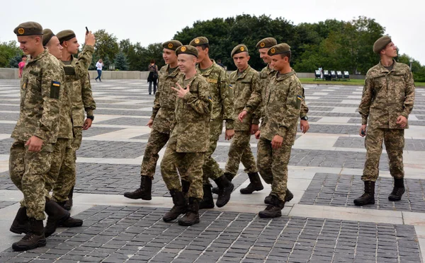 Kyiv Ucrania Fuerzas Armadas Ucrania Joven Soldado Ejército Son Principal —  Fotos de Stock