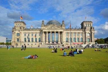 BERLIN GERMANY - 09: 24 17: Reichstag resmi olarak Deutscher Bundestag Plenarbereich Reichstagsgebaude, Berlin 'de Alman İmparatorluğu' nun İmparatorluk Diyeti 'ne ev sahipliği yapmak için inşa edilmiş tarihi bir yapıdır..