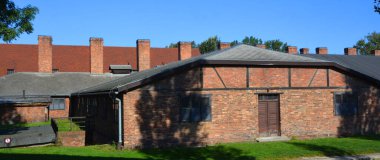 AUSCHWitz BirkENAU POLAND - 09: 17: Auschwitz Birkenau Nazi toplama kampının dışında tren raylarıyla. İkinci Dünya Savaşı 'nda burada 1,5 milyon insan katledildi..