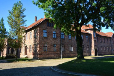 AUSCHWitz BirkENAU POLAND - 09: 17: Auschwitz Birkenau Nazi toplama kampının dışında tren raylarıyla. İkinci Dünya Savaşı 'nda burada 1,5 milyon insan katledildi..