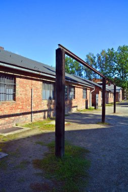 AUSCHWitz BirkENAU POLAND - 09: 17: Auschwitz Birkenau Nazi toplama kampının dışında tren raylarıyla. İkinci Dünya Savaşı 'nda burada 1,5 milyon insan katledildi..