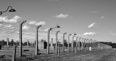 AUSCHWitz BIRKENAU POLAND - 09: 17: Auschwitz toplama kampı çitleri, Polonya 'da Üçüncü Reich tarafından kurulan ve yönetilen bir Alman Nazi toplama kampı ve imha kampları ağı idi..