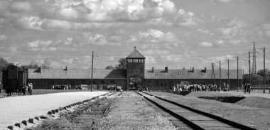 AUSCHWitZ BIRKENAU POLAND - 09: 17: tren raylı Auschwitz Birkenau Nazi toplama kampının ana kapısı. İkinci Dünya Savaşı 'nda burada 1,5 milyon insan katledildi..