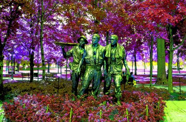 WASHINGTON DC ABD - 18 08 1998: Vietnam Gazileri Anıtı Üç Askerler Anıtı, Frederick Hart 'ın heykeli, Washington, D.C.' deki Vietnam Gaziler Anıtı 'nda pop-art arka plan ikonu imzalandı.