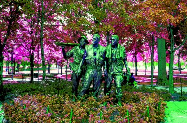 WASHINGTON DC ABD - 18 08 1998: Vietnam Gazileri Anıtı Üç Askerler Anıtı, Frederick Hart 'ın heykeli, Washington, D.C.' deki Vietnam Gaziler Anıtı 'nda pop-art arka plan ikonu imzalandı.