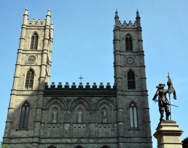 MONTREAL QUEBEC CANADA - 05: 17: Paul de Chomedey 'in heykeli, Monsieur de Maisonneuve Montreal' in ilk valisi. Notre-Dame Bazilikası, Montreal 'in tarihi bölgesinde bir bazilikadır.