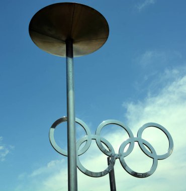 Montreal Kanada - 05: 12 2020 Montreal Olimpiyat yüzüğü kazanı. Dünyanın en yüksek eğimli kulesi. Olimpiyat turu 175 metre uzunluğunda ve 45 derecelik açıyla yapılıyor.