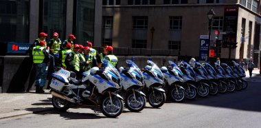 Montreal QC CANADA - 19 05 2017: Montreal motorsiklet polisi Montreal sokaklarında yürüyen küçük devler için hizmet veren Kanada 'nın en büyük ikinci belediye polis teşkilatıdır.