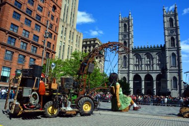 Montreal QUEBEC CANADA - 1905 17: Eski Montreal 'deki Notre-Dame kilisesinin önünde uyuyan küçük dev kız, Royal De Luxe şirketi Nantes France' ın 375. yıldönümü için