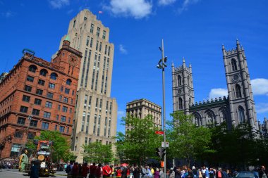 Montreal QUEBEC CANADA - 1905 17: Montreal caddesinde tekmelenmiş küçük dev kız şehrin 375. yıldönümü için, Royal De Luxe şirketi Nantes France tarafından