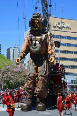 MONTREAL QUEBEC CANADA - 1905 17: Montreal caddesinde yürüyen dev derin deniz dalgıcı, Royal De Luxe şirketi Nantes France 'ın 375. yıldönümü için