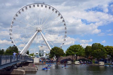 Montreal CANADA - 08-08-17: La Grande Roue de Montreal Kanada 'nın en uzun dönme dolabı 60 metreden şehri ve çevresini görebilmenizi sağlar. 