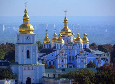 KYIV UKRAINE - 09 04 17: Aziz Michael Altın Kubbe Manastırı işlevsel bir manastır. Manastır, Aziz Sophia Katedrali 'nin kuzeydoğusundaki Dinyeper Nehri' nin sağ kıyısında yer almaktadır..