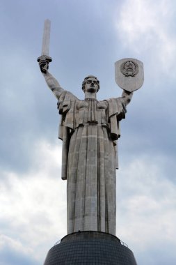 KYIV UKRAINE - 09 04 17: Anavatan Anıtı anıtsal bir heykel. Heykel İkinci Dünya Savaşı 'nda Ukrayna Tarihi Müzesi' nin bir parçasıdır. Paslanmaz çelik heykel 62 metre (203 feet))