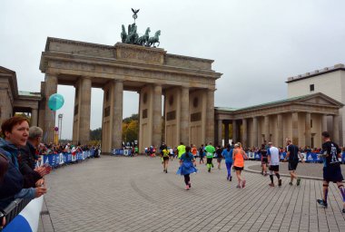 BERLİN, GERMANY - 19 MAYIS: 19 Mayıs 2010 'da Almanya' nın Berlin kentinde Brandenburg kapısının önündeki turistler 