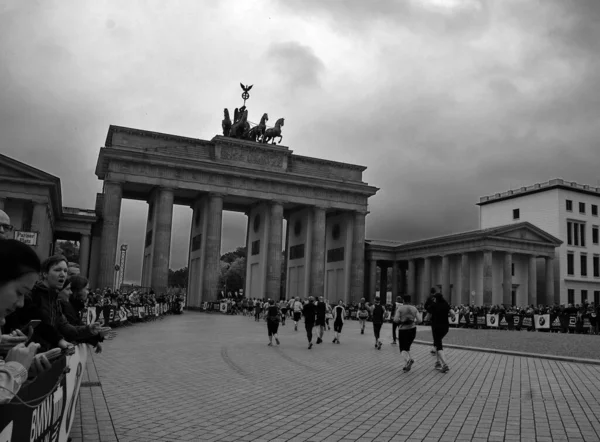 Берлин Германия Мая Туристы Перед Бранденбургскими Воротами Мая 2010 Года — стоковое фото