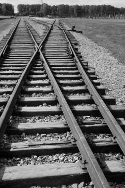 AUSCHWitz BIRKENAU POLAND - 09: 17: Auschwitz I toplama kampı rayları, Polonya 'daki 3. Reich tarafından kurulan ve yönetilen bir Alman Nazi toplama kampı ve imha kampı ağı.