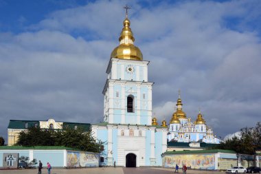 KYIV UKRAINE - 09 04 17: Aziz Michael Altın Kubbe Manastırı işlevsel bir manastır. Manastır, Aziz Sophia Katedrali 'nin kuzeydoğusundaki Dinyeper Nehri' nin sağ kıyısında yer almaktadır..