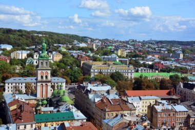 LVIV UKRAINE - 09 09 09 17: Şehrin tarihi merkezi UNESCO Dünya Mirası Bölgesi. Lviv, Ukrayna 'daki en fazla sayıda mimarlık eserine sahip.