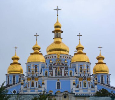 KYIV UKRAINE - 09 04 17: Aziz Michael Altın Kubbe Manastırı işlevsel bir manastır. Manastır, Aziz Sophia Katedrali 'nin kuzeydoğusundaki Dinyeper Nehri' nin sağ kıyısında yer almaktadır..