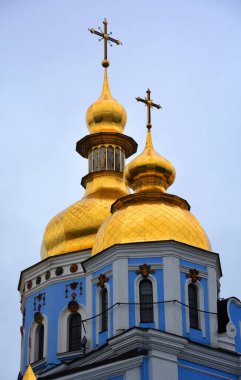KYIV UKRAINE - 09 04 17: Aziz Michael Altın Kubbe Manastırı işlevsel bir manastır. Manastır, Aziz Sophia Katedrali 'nin kuzeydoğusundaki Dinyeper Nehri' nin sağ kıyısında yer almaktadır.. 