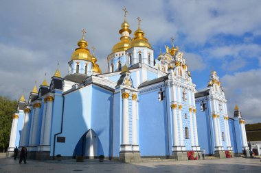KYIV UKRAINE - 09 04 17: Aziz Michael Altın Kubbe Manastırı işlevsel bir manastır. Manastır, Aziz Sophia Katedrali 'nin kuzeydoğusundaki Dinyeper Nehri' nin sağ kıyısında yer almaktadır..