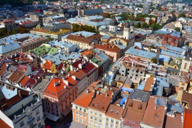 LVIV UKRAINE - 09 09 09 17: Şehrin tarihi merkezi UNESCO Dünya Mirası Bölgesi. Lviv, Ukrayna 'daki en fazla sayıda mimarlık eserine sahip.