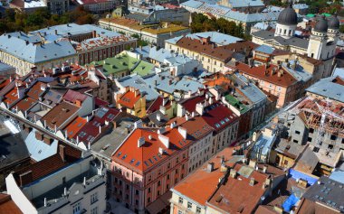 LVIV UKRAINE - 09 09 09 17: Şehrin tarihi merkezi UNESCO Dünya Mirası Bölgesi. Lviv, Ukrayna 'daki en fazla sayıda mimarlık eserine sahip. 