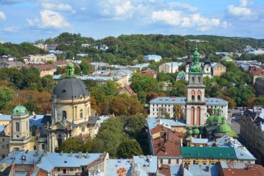 LVIV UKRAINE - 09 09 09 17: Şehrin tarihi merkezi UNESCO Dünya Mirası Bölgesi. Lviv, Ukrayna 'daki en fazla sayıda mimarlık eserine sahip.