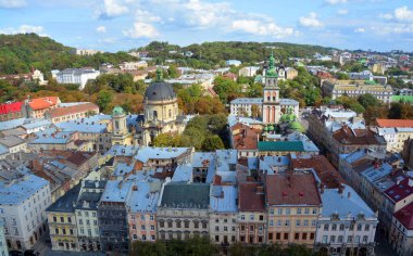 LVIV UKRAINE - 09 09 09 17: Şehrin tarihi merkezi UNESCO Dünya Mirası Bölgesi. Lviv, Ukrayna 'daki en fazla sayıda mimarlık eserine sahip.