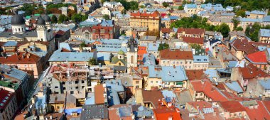LVIV UKRAINE - 09 09 09 17: Şehrin tarihi merkezi UNESCO Dünya Mirası Bölgesi. Lviv, Ukrayna 'daki en fazla sayıda mimarlık eserine sahip. 
