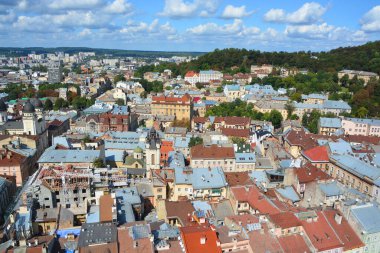 LVIV UKRAINE - 09 09 09 17: Şehrin tarihi merkezi UNESCO Dünya Mirası Bölgesi. Lviv, Ukrayna 'daki en fazla sayıda mimarlık eserine sahip. 