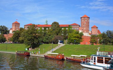 KRAKOW POLAND - 09: 14: Wawel Kalesi, Polonya 'nın orta kesiminde bulunan bir kale ikametgahıdır. Kral III. Kaşmir 'in emriyle inşa edildi. 