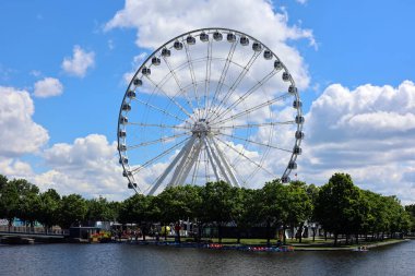MONTREAL CANADA - 0221 20: La Grande Roue de Montreal Kanada 'nın en uzun dönme dolabı 60 metre yükseklikten şehri ve çevresini görmenizi sağlar.