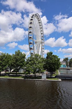 MONTREAL CANADA - 0221 20: La Grande Roue de Montreal Kanada 'nın en uzun dönme dolabı 60 metre yükseklikten şehri ve çevresini görmenizi sağlar.