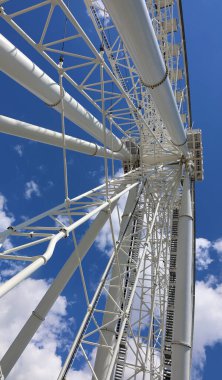 MONTREAL CANADA - 0221 20: La Grande Roue de Montreal Kanada 'nın en uzun dönme dolabı 60 metre yükseklikten şehri ve çevresini görmenizi sağlar.