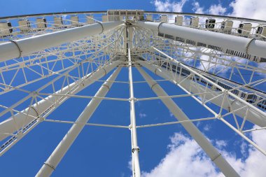 MONTREAL CANADA - 0221 20: La Grande Roue de Montreal Kanada 'nın en uzun dönme dolabı 60 metre yükseklikten şehri ve çevresini görmenizi sağlar.