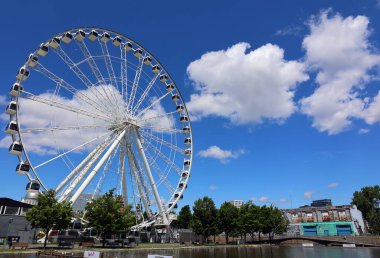 MONTREAL CANADA - 0221 20: La Grande Roue de Montreal Kanada 'nın en uzun dönme dolabı 60 metre yükseklikten şehri ve çevresini görmenizi sağlar.