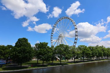 MONTREAL CANADA - 0221 20: La Grande Roue de Montreal Kanada 'nın en uzun dönme dolabı 60 metre yükseklikten şehri ve çevresini görmenizi sağlar.