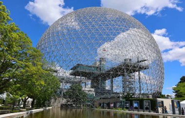MONTREAL, CANADA - 06 13 2022: Biyosfer Montreal 'de çevreye adanmış bir müzedir. 1967 Dünya Fuarı için ABD 'nin eski pavyonunda bulunan Parc Jean-Drapeau, Expo 67.
