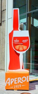 MONTREAL QUEBEC CANADA - 04 06 2022: Aperol Spritz 'in işareti, savcılık, Aperol ve soda suyundan oluşan aperatif bir kokteyldir. Bugün Aperol Spritz, dünyanın en çok satanlar listesinde 9. sırada yer alıyor.