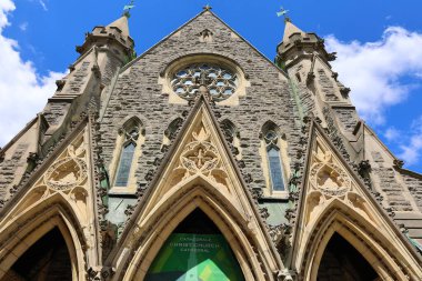 Montreal CANADA - 03 16 2022: Montreal Anglikan Kilisesi KPMG ya da Place de la Cathedrale, Montreal 'de yer alan ve 1987 yılında tamamlanmış 34 katlı bir gökdelendir.