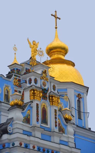 Kyiv Ukraine Saint Michaelゴールデンドーム修道院は機能する修道院です 修道院は聖ソフィア大聖堂の北東 ドニエプル川の右岸に位置しています — ストック写真