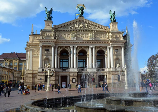 LVIV UKRAINE - 09 09 09: 17: Solomiya Krushelnytska Lviv Devlet Opera ve Bale Akademik Tiyatrosu veya Lviv Operası, Lviv 'de bulunan bir opera binası. 