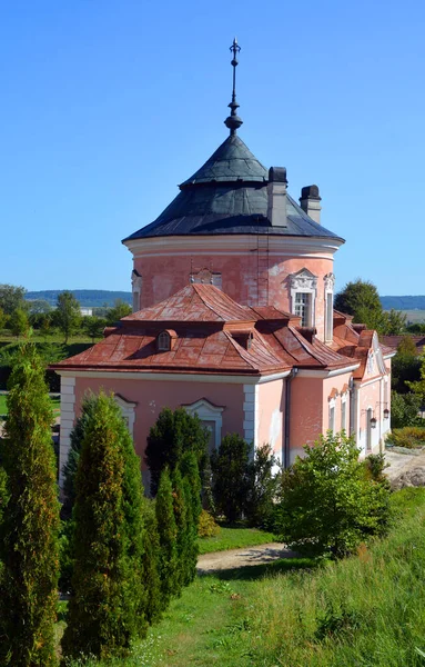 Zolochiv Ukraine Zámek Zolochiv Skládá Obrovského Obdélníkového Paláce Menší Rotundy — Stock fotografie