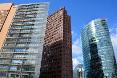 BERLIN GERMANY - 09: 23: Potsdamer Platz, Potsdam Meydanı, Berlin 'in merkezinde, Brandenburg Kapısı ve Reichstag' ın güneyinde önemli bir kavşak noktasıdır. 