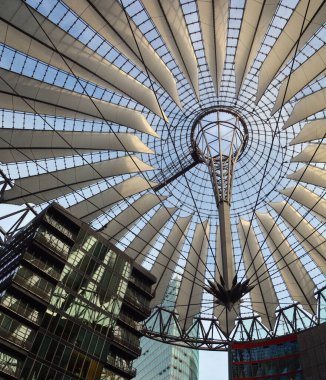 BERLIN GERMANY - 09: 23: Potsdamer Platz, Potsdam Meydanı, Berlin 'in merkezinde, Brandenburg Kapısı ve Reichstag' ın güneyinde önemli bir kavşak noktasıdır.