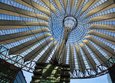 BERLIN GERMANY - 09: 23: Potsdamer Platz, Potsdam Meydanı, Berlin 'in merkezinde, Brandenburg Kapısı ve Reichstag' ın güneyinde önemli bir kavşak noktasıdır.