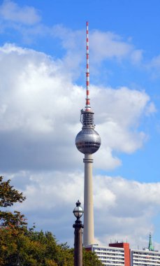 BERLİN GERMANY - 09: 25 17: Fernsehturm (Televizyon Kulesi) Alexanderplatz 'da yer almaktadır. Kule 1965 ve 1969 yılları arasında eski Alman Demokratik Cumhuriyeti tarafından inşa edilmiştir.