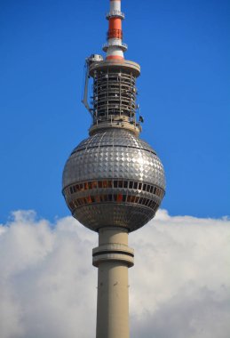 BERLİN GERMANY - 09: 25 17: Fernsehturm (Televizyon Kulesi) Alexanderplatz 'da yer almaktadır. Kule 1965 ve 1969 yılları arasında eski Alman Demokratik Cumhuriyeti tarafından inşa edilmiştir.